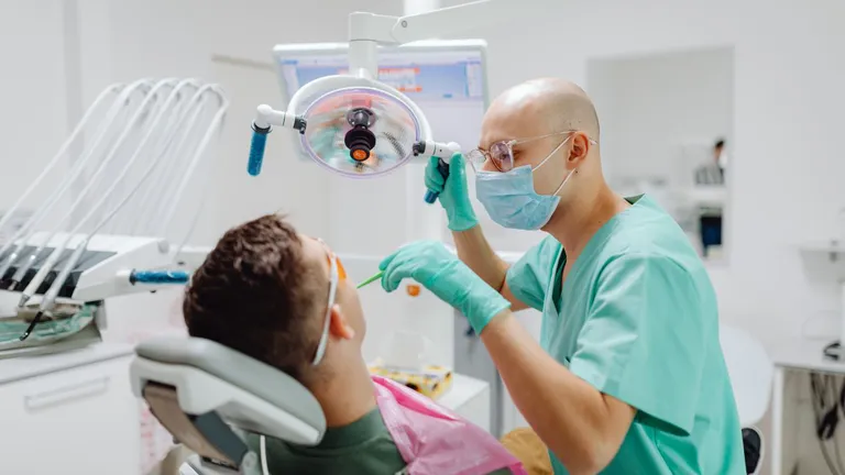 9 din 10 români rămân fără dinți de la vârsta de 40 de ani, investind între 5.000 și 15.000 euro în implanturi dentare