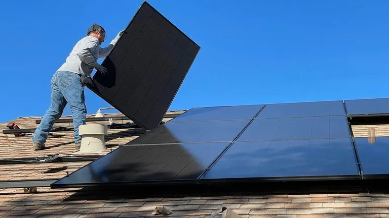 ANRE vrea să limiteze capacitatea de producţie prin panouri fotovoltaice a prosumatorilor, care au început să stocheze şi să vândă energie