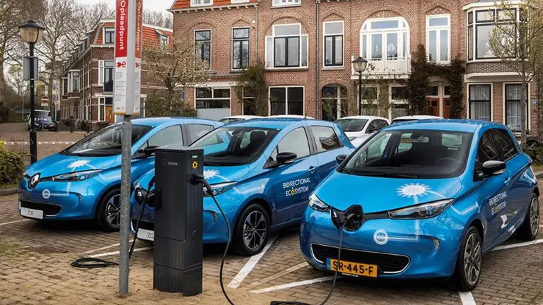 Olandezii nu sunt dispuși să renunțe la mașinile vechi pe benzină și diesel. 96% dintre ei spun că cele electrice sunt prea scumpe