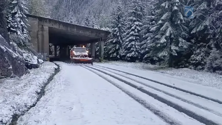 A nins ca în povești în România! Imaginile cu zăpada așternută pe șosea au făcut înconjurul mediului online