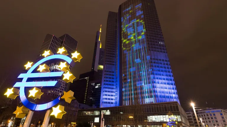 Creşterea lentă a economiei zonei euro poate amplifica riscurile la adresa stabilităţii financiare. Avertisment din partea BCE