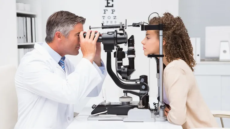 Cum reușește un oftalmolog să câștige 2000 de euro pe lună. Orașele în care sunt disponibile cele mai multe locuri de muncă