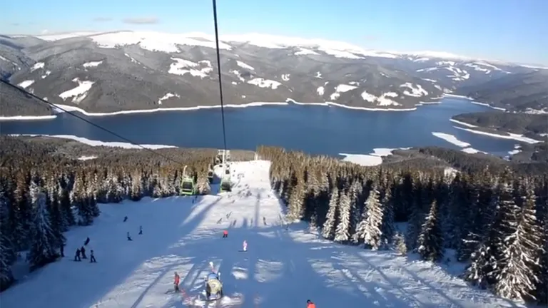 Vești bune pentru iubitorii de schi. La 1 decembrie se deschide pârtia Transalpina. Cât va costa un skipass