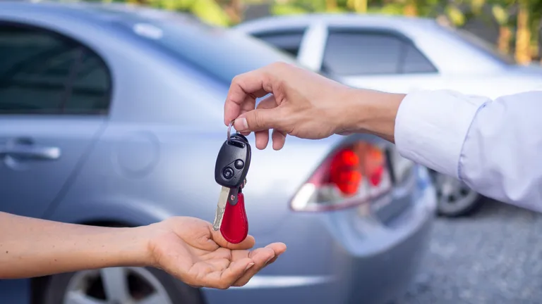 Ce acte trebuie să ai la tine dacă conduci o mașină împrumutată. Situațiile în care poți ajunge la închisoare