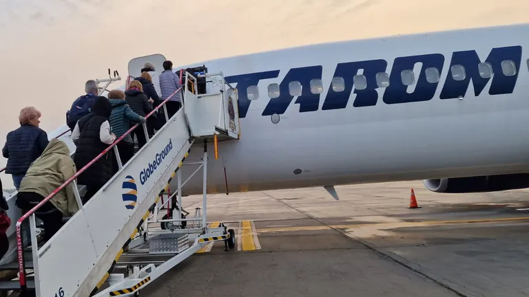 Începând cu 1 decembrie, românii și-ar putea lua adio de la TAROM! Compania amenință că nu va ridica avioanele de la sol dacă nu va fi exceptată de la măsurile Guvernului