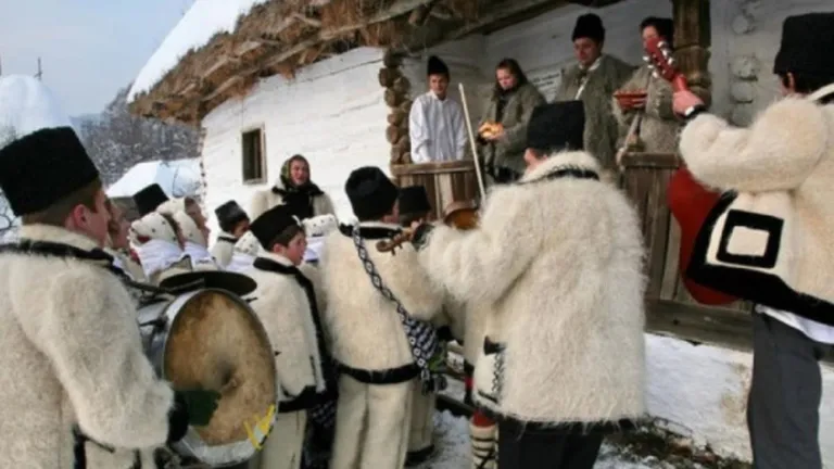 Românii din diaspora plătesc bani grei pentru a petrece Crăciunul acasă. Aduc şi peste 4.000 de pachete cu cadouri pentru copiii sărmani