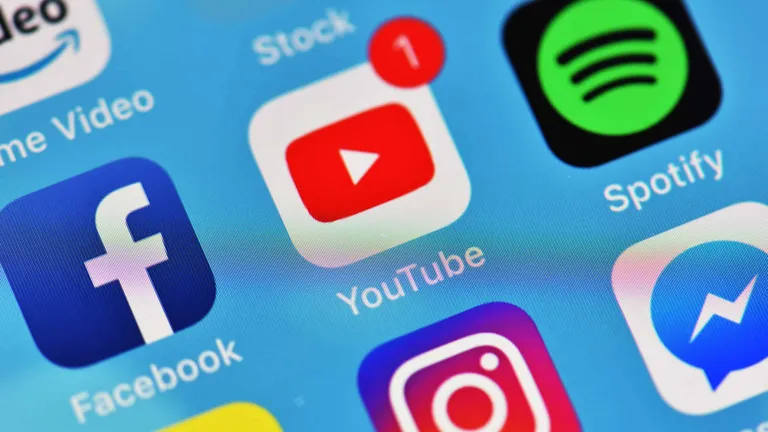 STUDIU O treime dintre români au abonament Youtube Premium. Abonamentul Meta pentru Facebook fără reclame, neinteresant pentru români