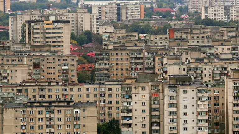 Românii care locuiesc la bloc, enervați la culme de zgomotele celorlalți locatari. ”Pune-i pe părinții lui să îți dea bani”
