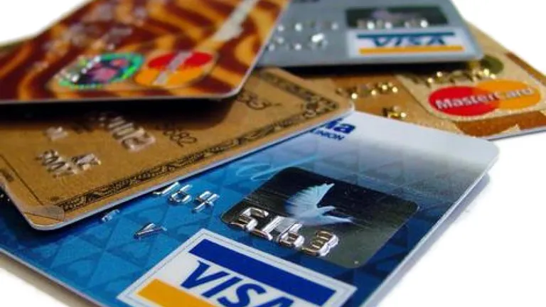 Cum să folosești cardul de credit în perioada Sărbătorilor de iarnă fără costuri suplimentare costisitoare. Sfatul finanțiștilor