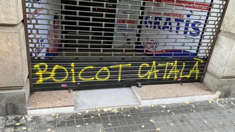 Afacerea unui român din Spania, vandalizată la Barcelona. Patronul a primit amenințări pentru că angajații nu cunosc dialectul catalan