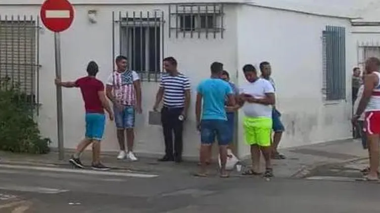 Locuitorii unui oraș din Spania, terorizați de un grup de muncitori români: „Este insuportabil, nu mai putem ieși din case”