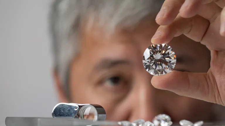 Prețul diamantelor s-a prăbușit la început de an. Ce discount a făcut una dintre cele mai mari companii din lume