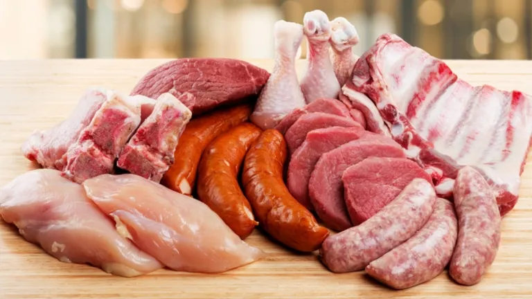 Taxa pe carne amenință Europa. Noi scumpiri în supermarketuri și măcelării