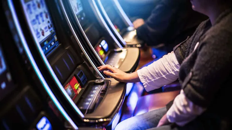Jocurile de noroc, un pericol pentru copii, 14% admit că au jucat pe bani. Se cere interzicerea totală a publicității
