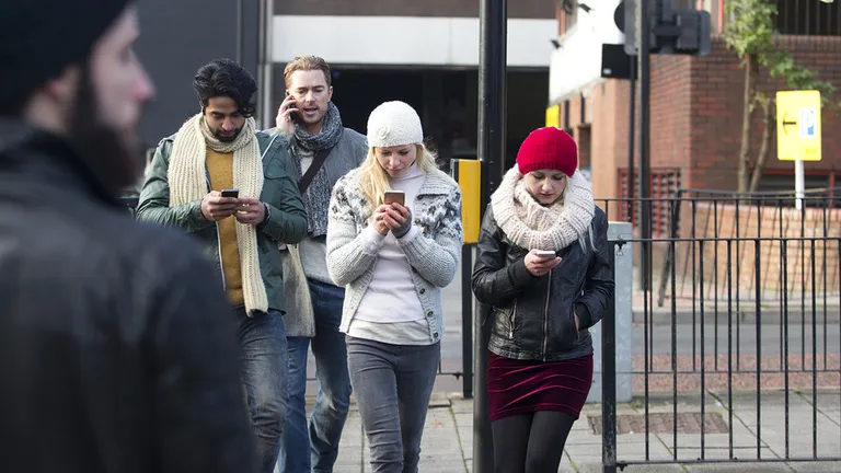 Localitatea din Europa în care cetățenii au votat pentru interzicerea smartphone-urilor pe stradă. 146 de cetățeni au fost de acord. ”Trebuie să îi ajutăm”