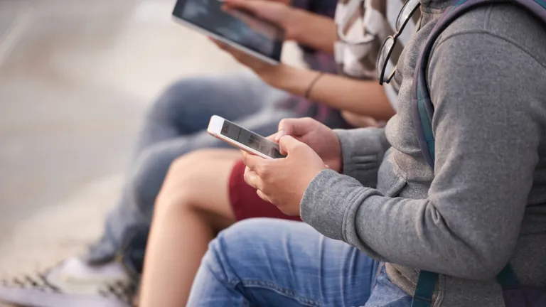 Elevii ar putea rămâne fără telefoane mobile la școală. În ce județ din România se ia această decizie