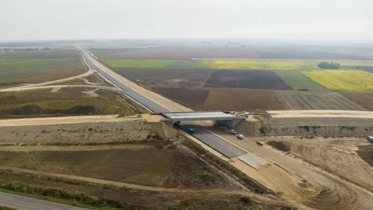 Lucrările la secțiunea de vest a autostrăzii M44 din Ungaria au înregistrat progrese semnificative! Hódút Építő Kft, parte a grupului Duna Group, a ridicat în doar trei nopți grinzile podului de peste linia ferată Budapesta – Szeged