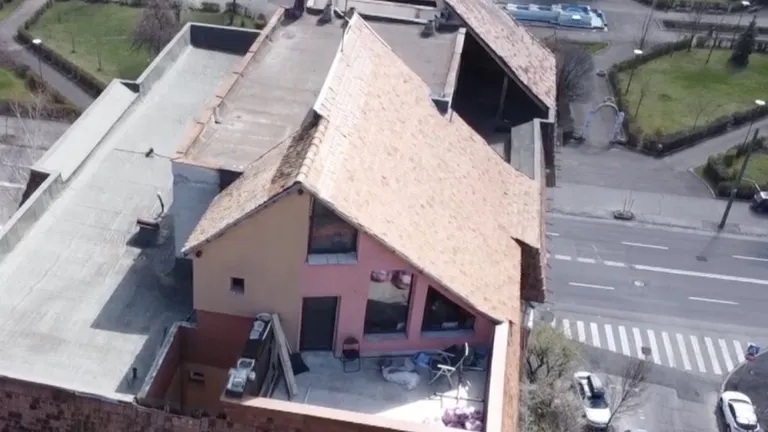 Caz fără precedent. Un bărbat și-a construit o casă pe acoperișul unui bloc cu 8 etaje din Brașov