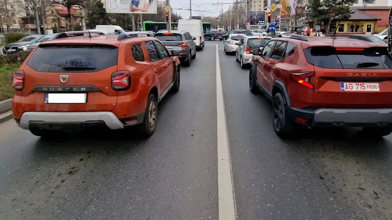Dacia Duster 2024, surprinsă în teste pe străzi în București și Pitești. Când începe producția