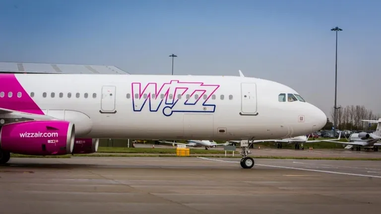 Clienții Wizz Air vor fi contactați de un robot atunci când li se vor anula zborurile. Pregătiri intense pentru sezonul estival