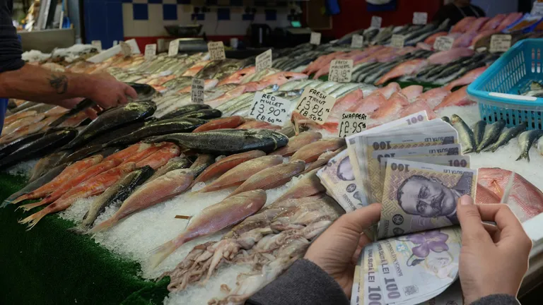 Românii, loviți de noi creșteri de prețuri. Peștele proaspăt sau la conservă, mai scump cu aproape 12% în februarie