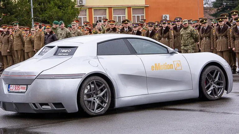 Prima maşină electrică românească, prezentată la Academia Forţelor Terestre din Sibiu. Are autonomie de 300 de kilometri şi poate atinge viteza maximă de 140 km/oră