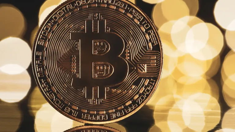 Bitcoin atinge un nou record. Peste 72.000 de dolari pentru această monedă