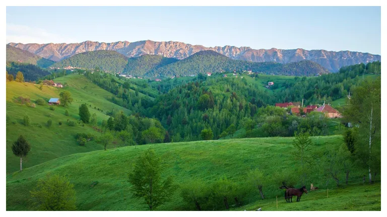 O comună din România atrage peste un milion de turiști în fiecare an. Este un loc special, cunoscut ca și „Raiul din România”