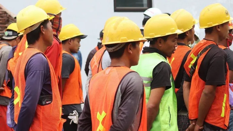 Un nou val de muncitori asiatici în România: „Avem 100.000 de persoane care sunt aprobate să vină”