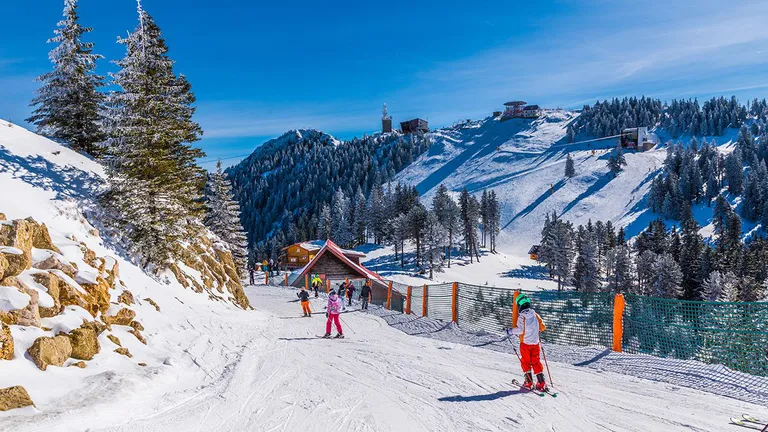 Sezonul de schi a fost închis în Poiana Braşov. Starea pârtiilor s-a deteriorat semnificativ