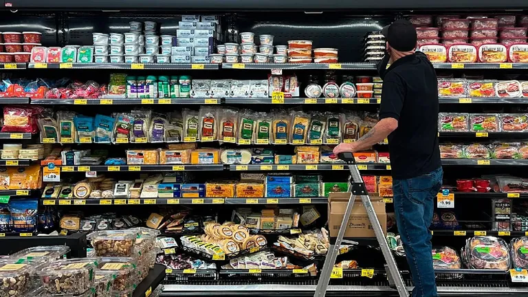 Un angajat care lucra de 19 de ani într-un supermarket, concediat după ce a folosit sacoșe pentru cumpărături fără să le plătească