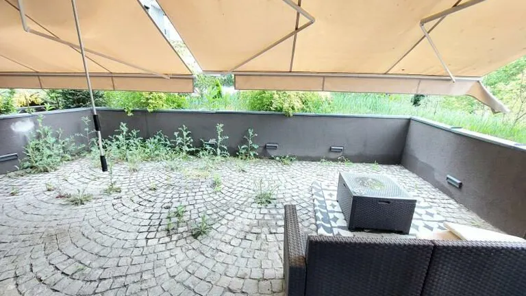 Piaţa imobiliară din Cluj-Napoca uimeşte din nou! Cât costă un apartament de 54 mp, cu o terasă plină de buruieni