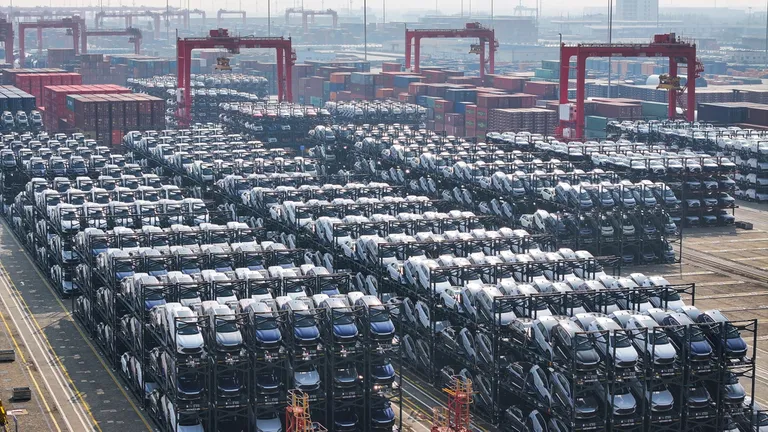Porturile europene, transformate în imense parcări din pricina importurilor de automobile chinezeşti