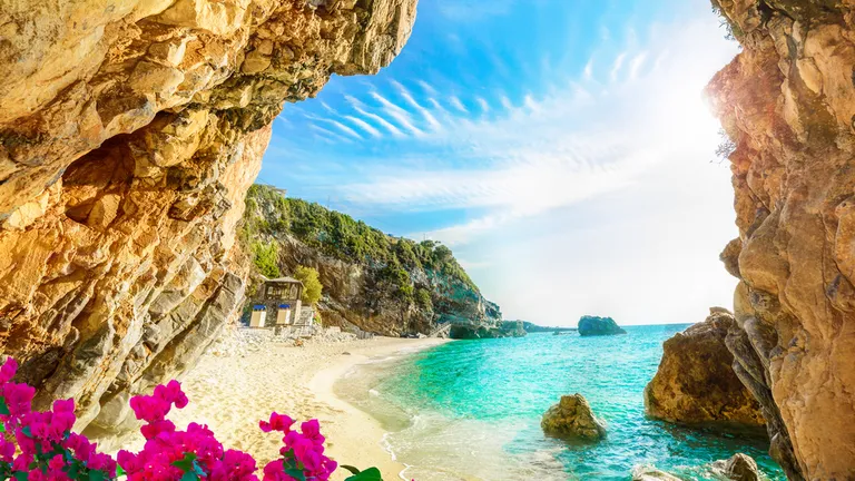 Reguli noi pe plajele din Grecia. Ce trebuie să știe românii care merg în 2024 pe litoralul elen