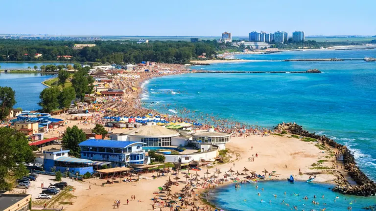 Furnicar de turiști la Mamaia, în ciuda prețurilor mult prea mari. În Grecia prețurile sunt la jumătate