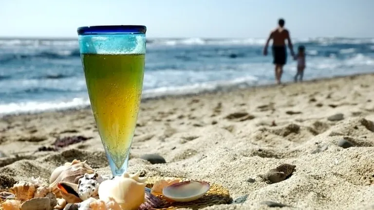 Stațiunea în care, din 2024, este strict interzis consumul de bere pe plajă. Unde s-a impus această regulă oficială