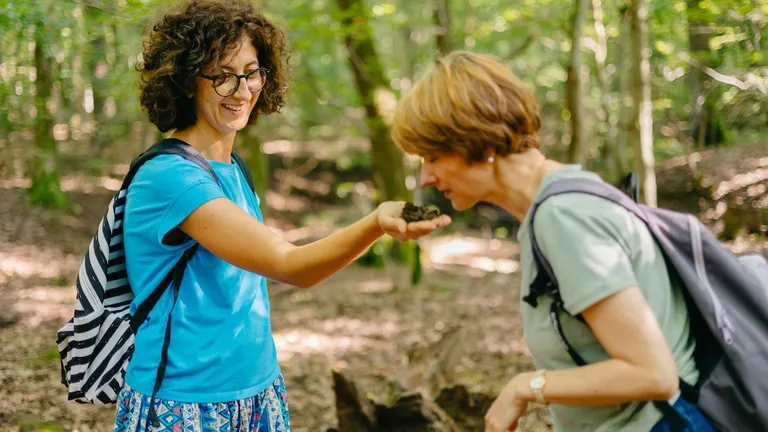 Noile afaceri îmbină utilul cu plăcutul. Ce este terapia de pădure pentru care o tânără din Sibiu a demisionat  după 10 ani de multinaţională