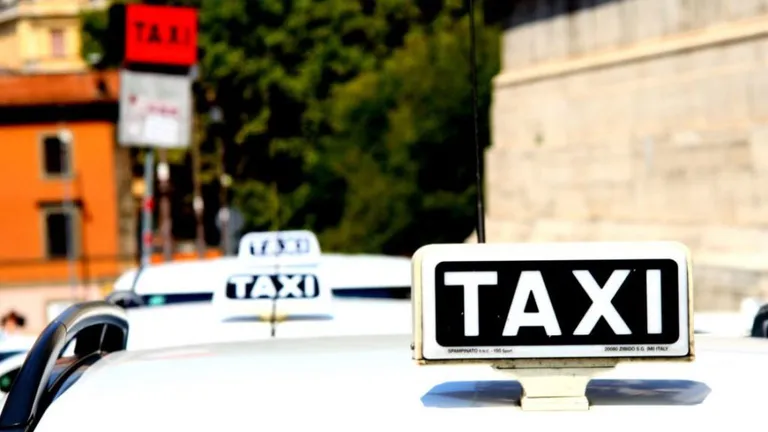 Mitul Diasporei bogate se prăbuşeşte! Un taximetrist câştigă 1.300 de euro pe lună în Italia. Salariul lunar nu diferă așa de mult față de cel oferit în România