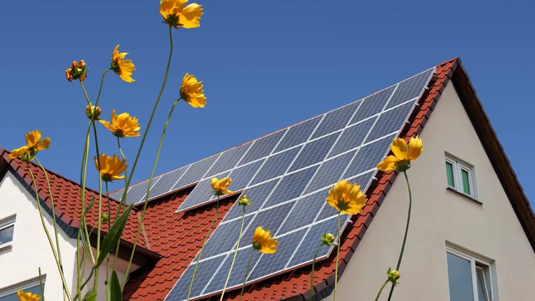Românii se îndreaptă din ce în ce mai mult spre case verzi, eficiente energetic. Cât costă un sistem de reducere al consumului de energie