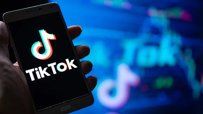 Provocarea periculoasă de pe TikTok. Apeluri false la 112 pentru bani care să acopere amenzile!