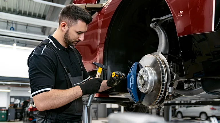 Lovitură pentru BMW: peste 1,5 milioane de maşini, rechemate în service. Probleme descoperite la sistemul de frânare