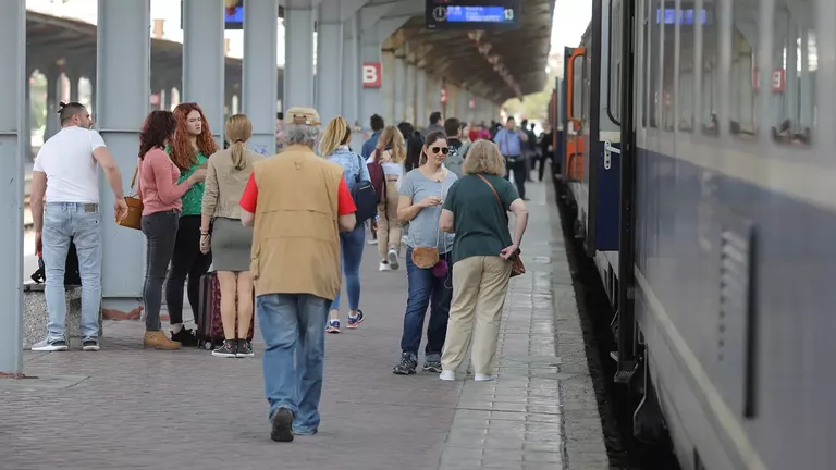 Veste proastă pentru pensionari şi veterani ori văduve de război. Când se vor introduce cardurilor de transport cu trenul