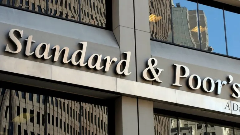 S&P confirmă ratingul României la „BBB-/A-3”, dar menține perspectiva negativă
