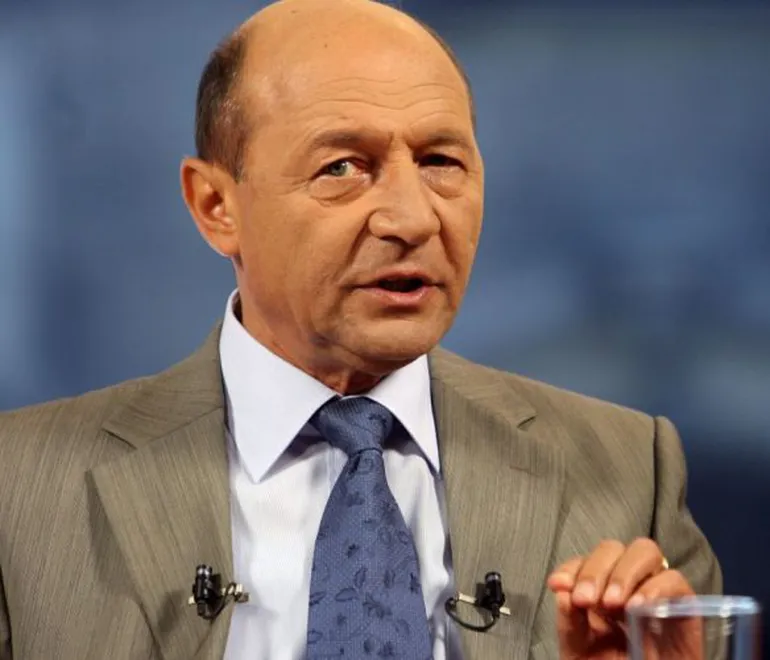 Traian Băsescu a provocat un accident rutier în București. Fostul președinte a lăsat un bilet pe mașină, iar apoi s-a dus direct la Poliție