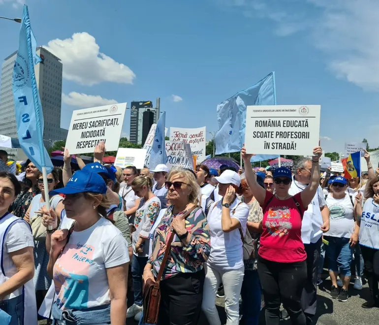 Haosul în Educaţie continuă, grevă de o săptămână. Elevii stau şi luni acasă, iar Guvernul ameninţă profesorii cu vechimea tăiată