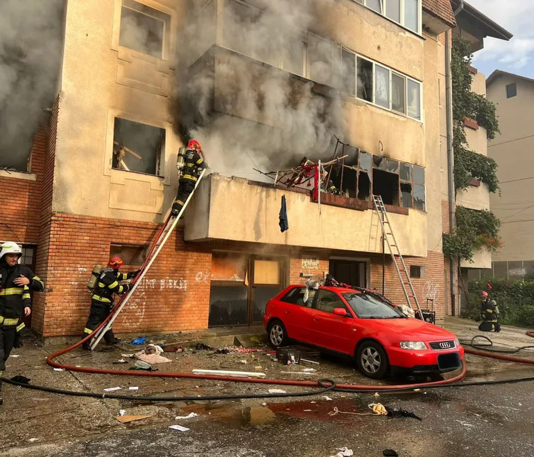 Explozie într-un bloc din Sibiu. Zeci de persoane, evacuate. În apartament au fost găsite două persoane decedate