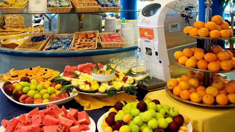 Mâncarea de evitat la all inclusive. Recomandările nutriționiștilor pentru un concediu fără probleme