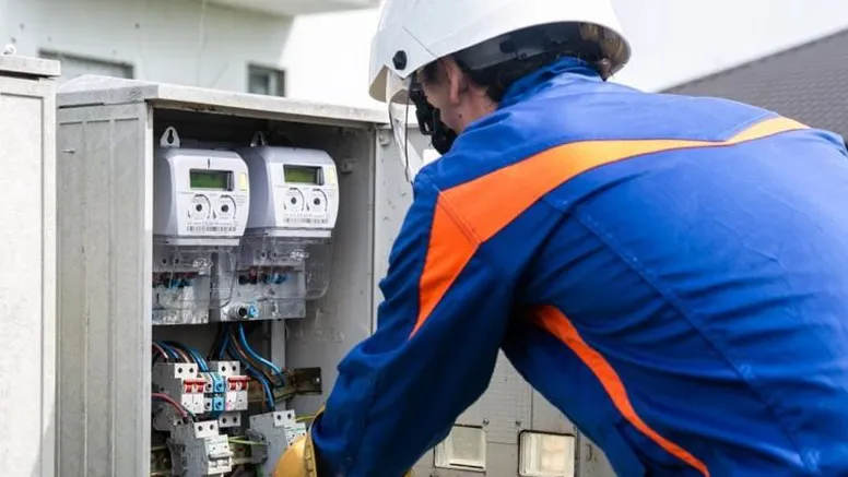 Facturi curent iulie 2025. Ce diferenţă de preţ este între Electrica Furnizare, PPC şi Hidroelectrica