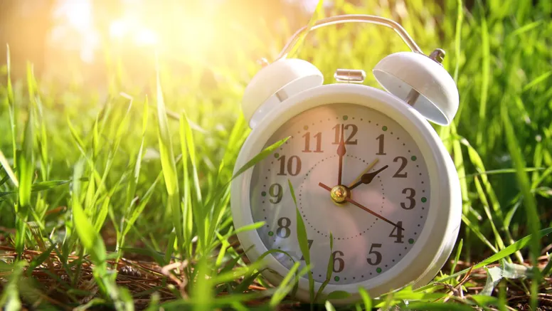 Se schimbă ora mai devreme în 2026, trecem la ora de vară. Când dăm ceasurile înainte