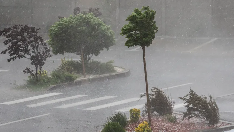 Avertizare cod portocaliu și galben de ploi abundente pentru mai multe județe, până joi noaptea. Prognoza meteo pentru București